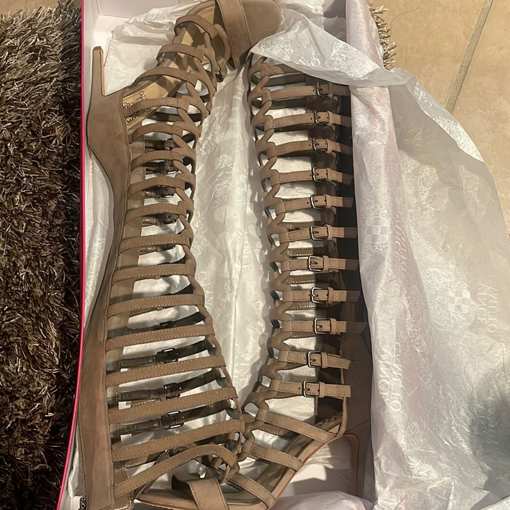 NIB VINCE CAMUTO Chesta Over-The-Knee Gladiator Sandals 7.5